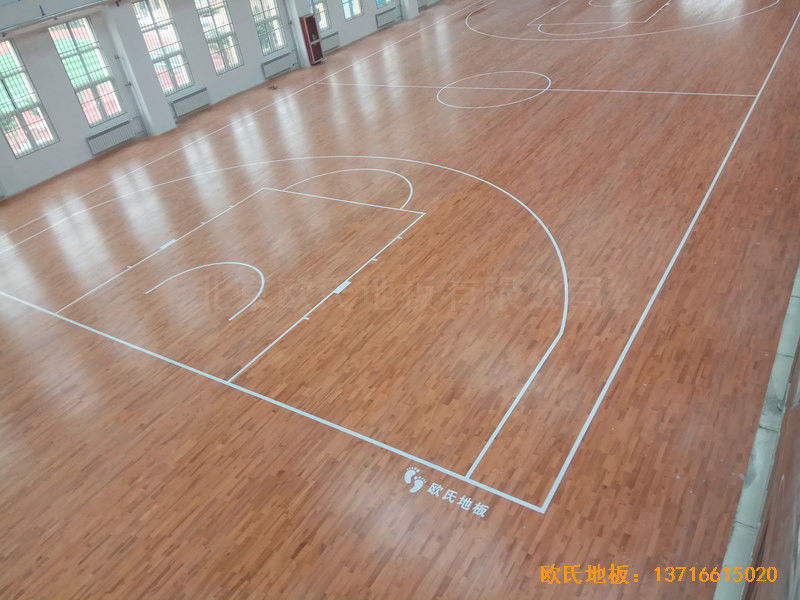 濟南中區(qū)十三中學(xué)籃球館體育地板安裝案例3