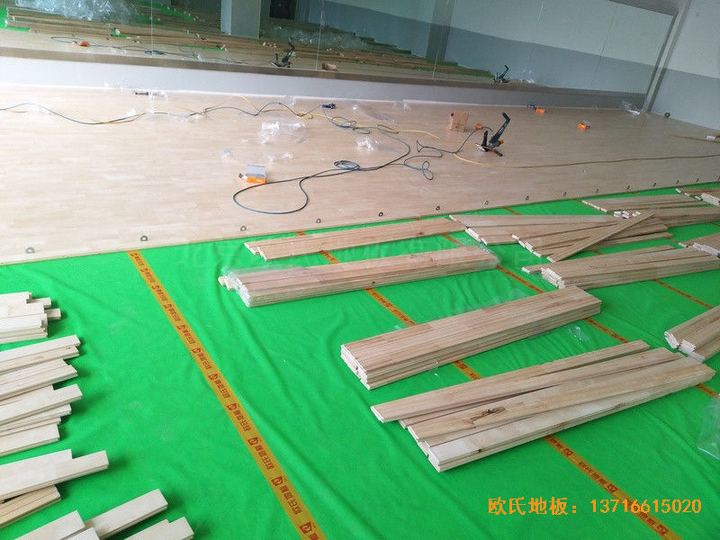 云南怒江職教中心運(yùn)動(dòng)館運(yùn)動(dòng)木地板施工案例3